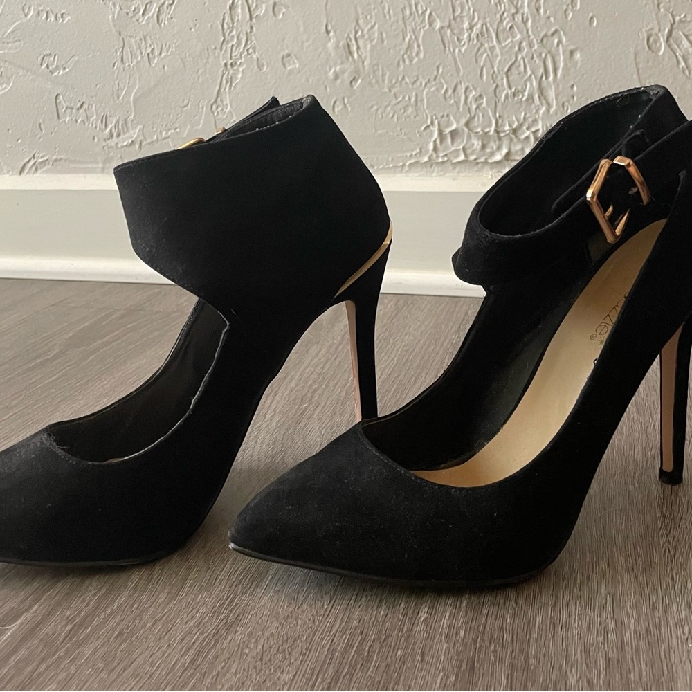 Shoe Dazzle Black Ankle Strap Heels